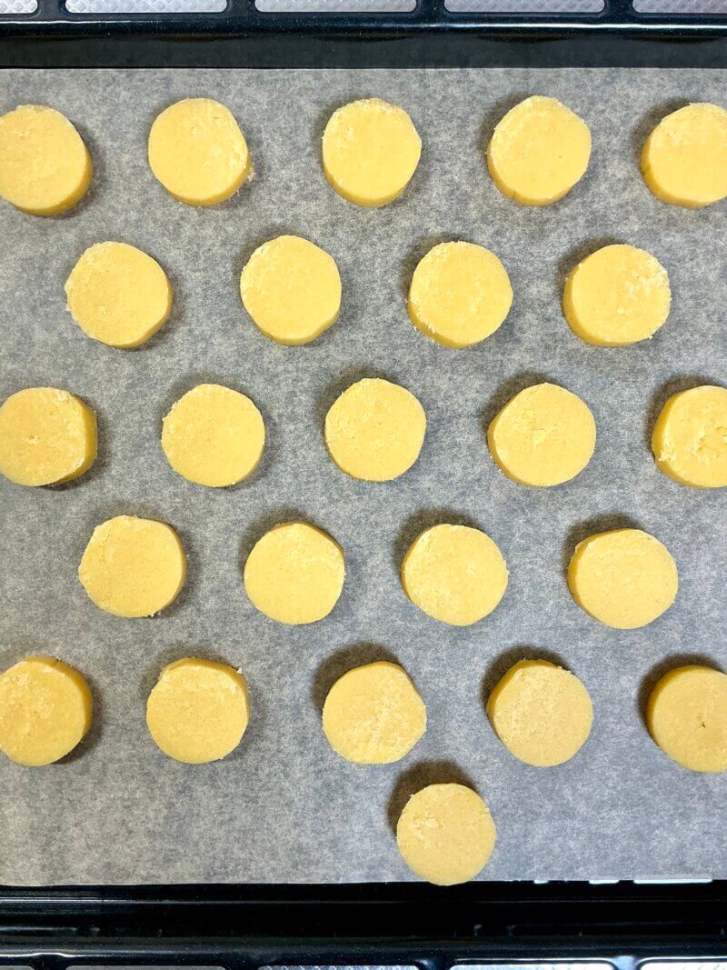 天板にクッキングシートを敷いた上に1cm幅にカットしたクッキー生地を乗せている様子