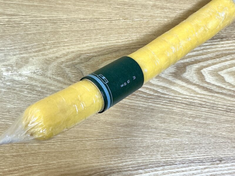 クッキー生地をマスキングテープに通して直径3cmに成形している様子