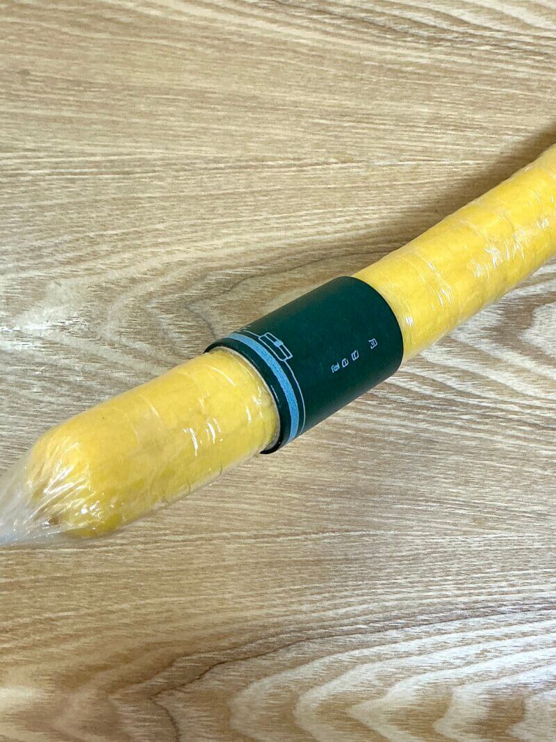 クッキー生地を棒状にして、マスキングテープを通して直径3cmに成形している様子