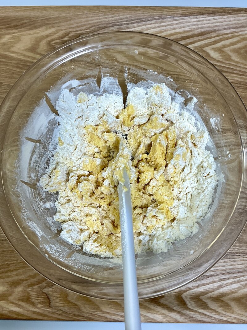 薄力粉90gをヘラで切るように混ぜている様子