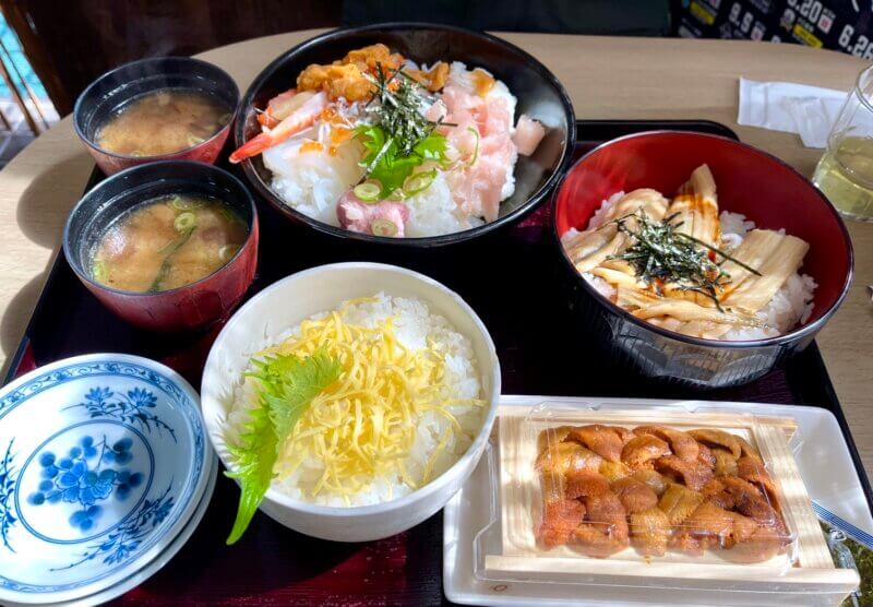 大三島にある人気店「大漁」で注文して届いたメニュー「全部のせ丼」「あなご丼」「限定5食・特上ウニ丼」を撮った写真