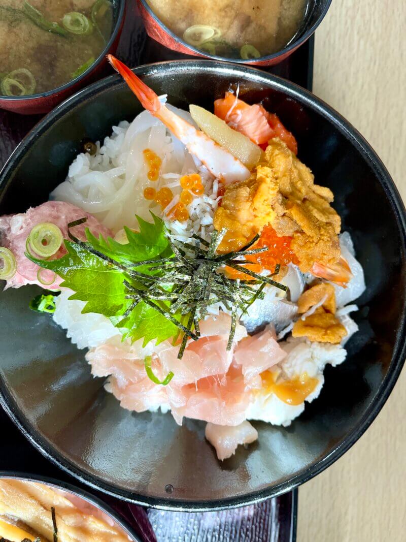 大三島「大漁」で注文した1番人気の「全部のせ丼」