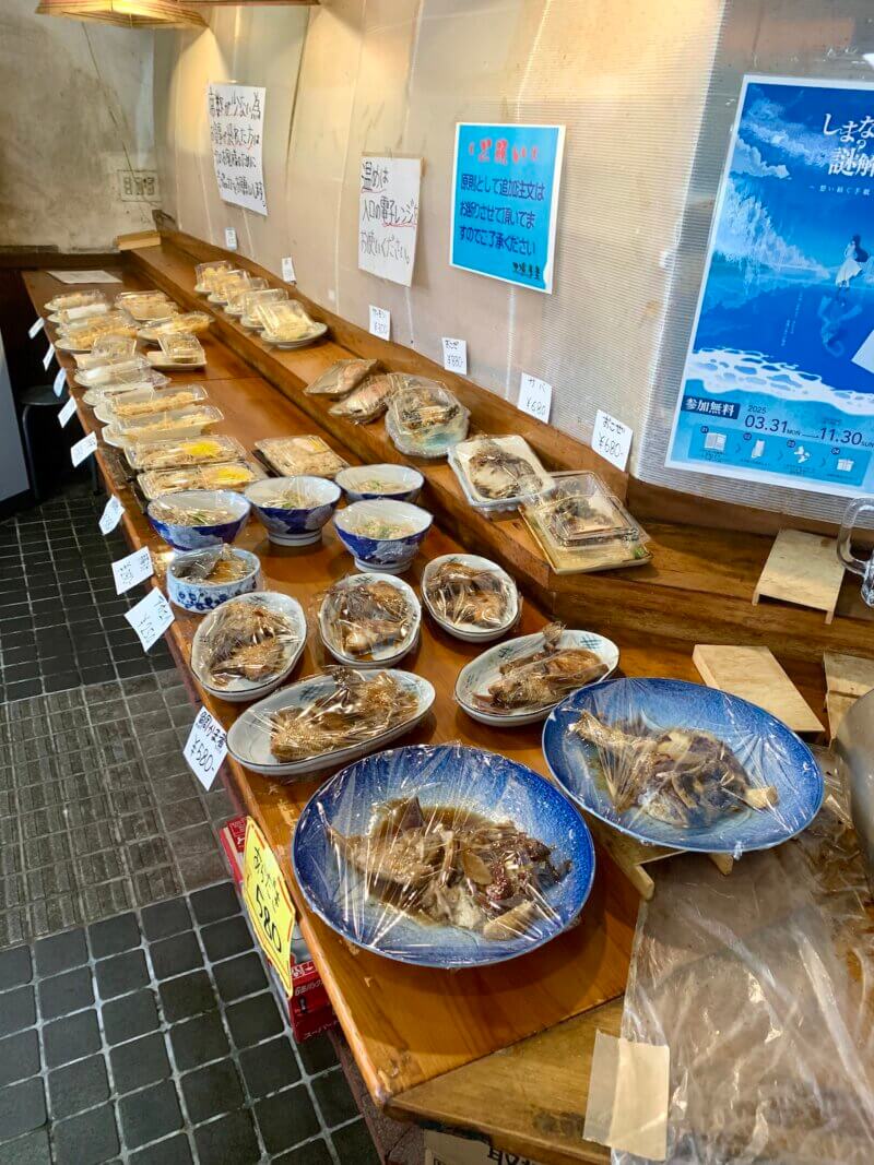 大三島「大漁」の手作り惣菜が並んでいる様子