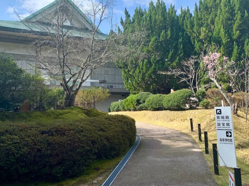 大山祇神社にある宝物館の受付を入ってすぐの景色写真