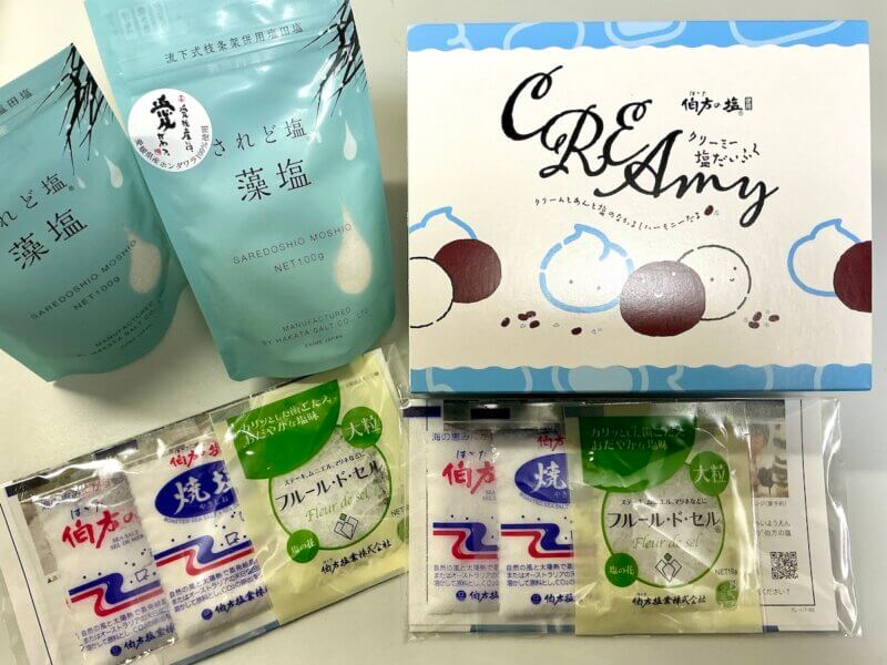 伯方の塩 大三島工場で購入した２品と工場見学でもたった塩サンプル3種の写真