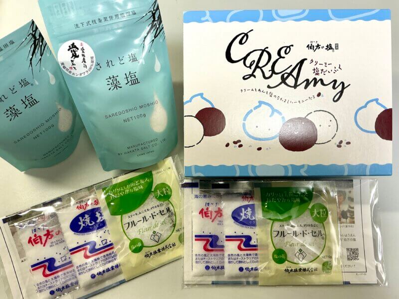 大三島にある「伯方の塩 大三島工場」にあるお土産コーナーで購入した２品と工場見学でもたった塩サンプル3種を並べた写真