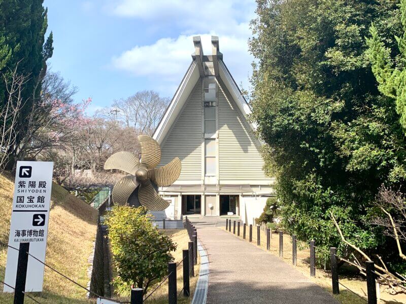 大三島にある大山祇神社にある宝物館の受付を入ってすぐ海洋博物館の外観を撮った写真