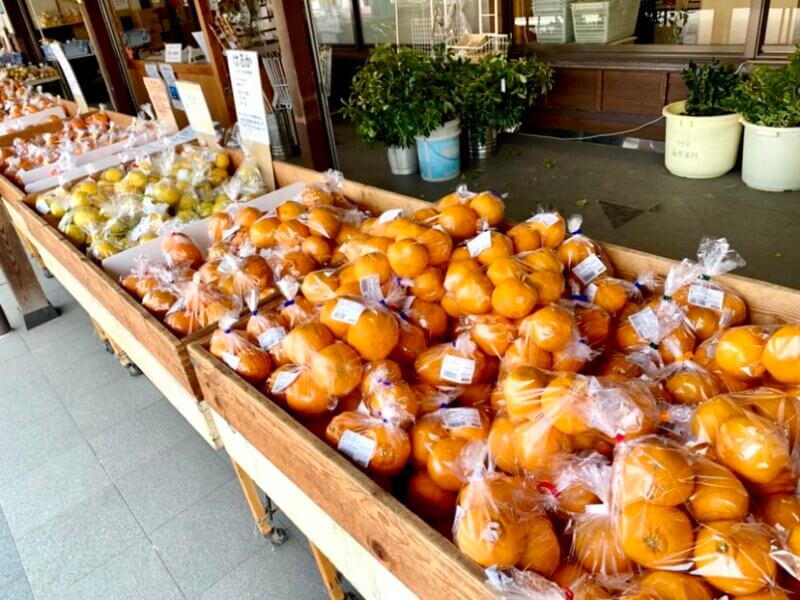 大三島にある道の駅「しまなみの駅 御島」のたくさんの柑橘が陳列されている様子の写真