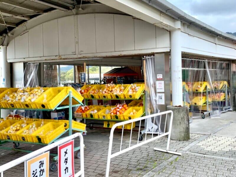 大三島にある道の駅「多々羅しまなみ公園」のたくさんの柑橘が陳列されている様子の写真