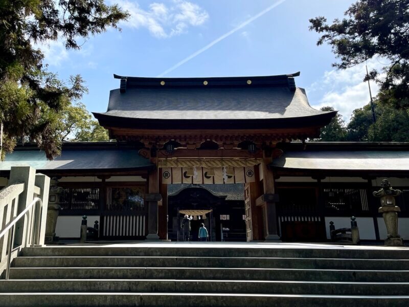 大三島・大山祇神社の境内にある神門前の写真