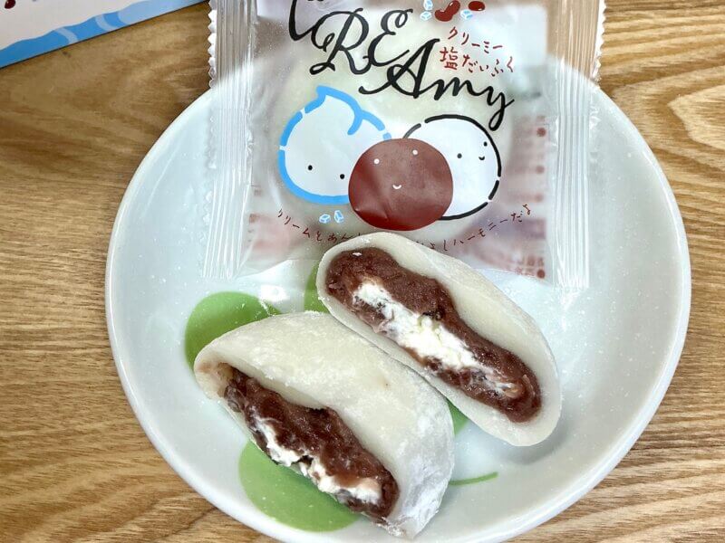 伯方の塩 大三島工場で購入した「クリーミー塩だいふく」をカットして中身を見せている写真