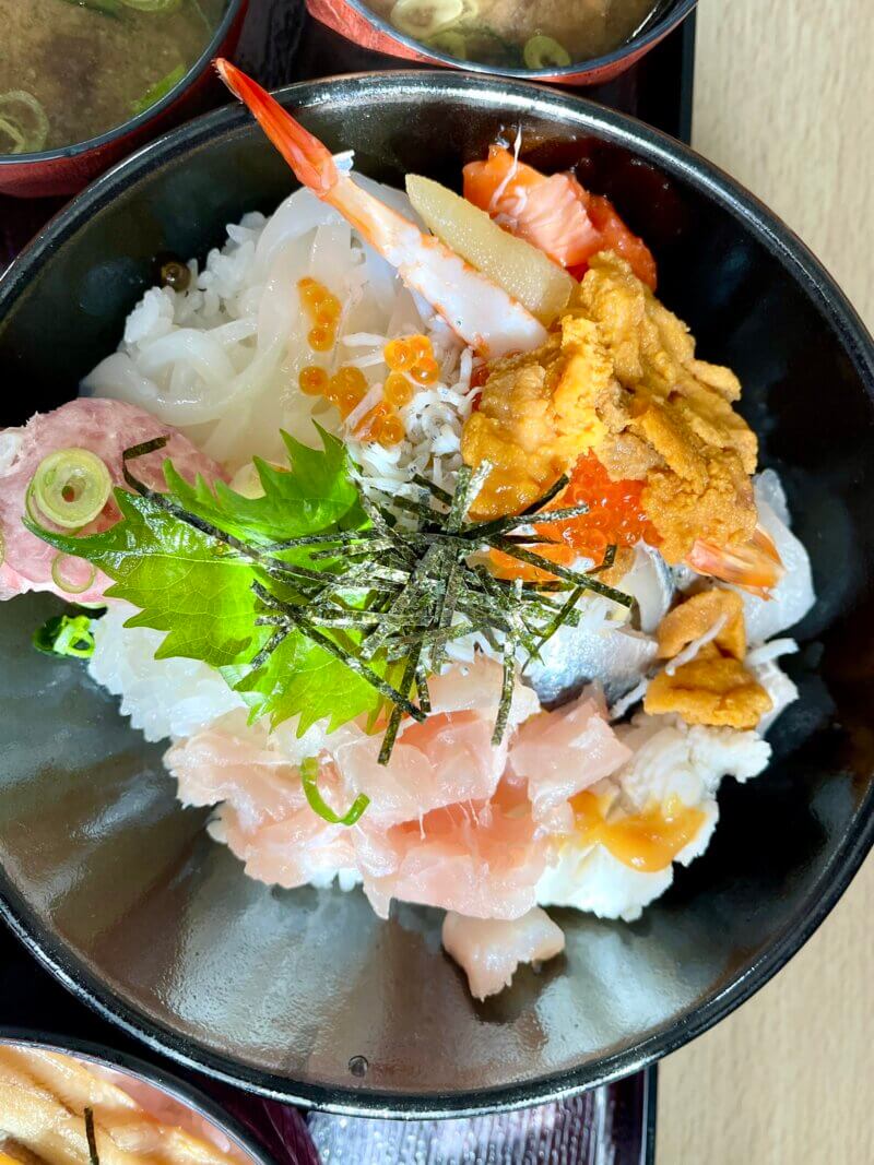 大三島で人気の「大漁」で注文した1番人気の「全部のせ丼」をアップで撮った写真