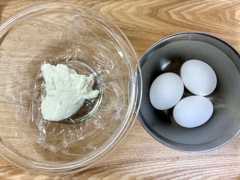 クリームチーズと卵を常温に戻しているところ