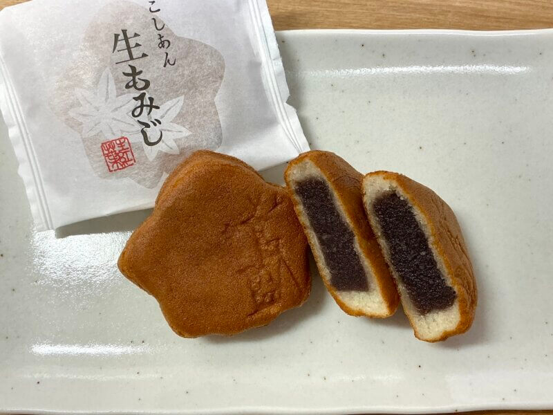 生もみじ「こしあん」をカットして中身を見せている様子