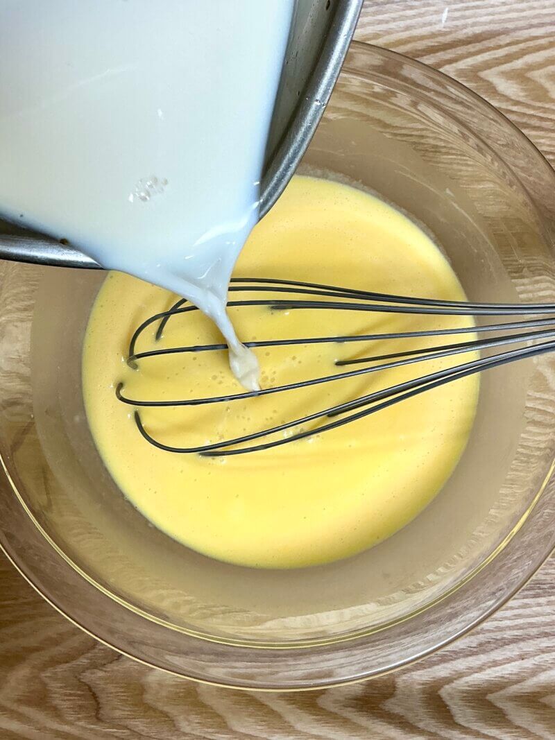 卵液に温めた牛乳を少し入れているところ