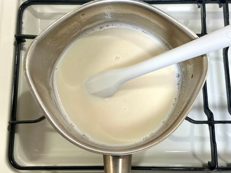 小鍋に牛乳250gを入れて温めている様子