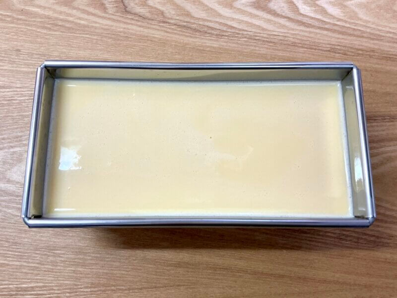パウンド型にクリームチーズプリン液を流し入れたところ
