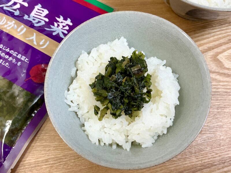 ゆかり入り広島菜漬けをご飯の上に乗せているところ