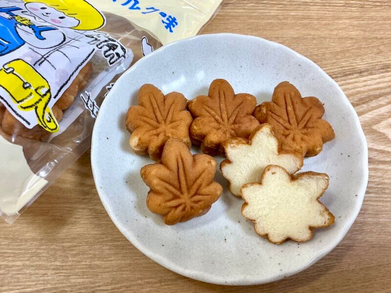 にしき堂・ひとくちカステラ「もみじやき」の中身をお皿に盛り付けている様子