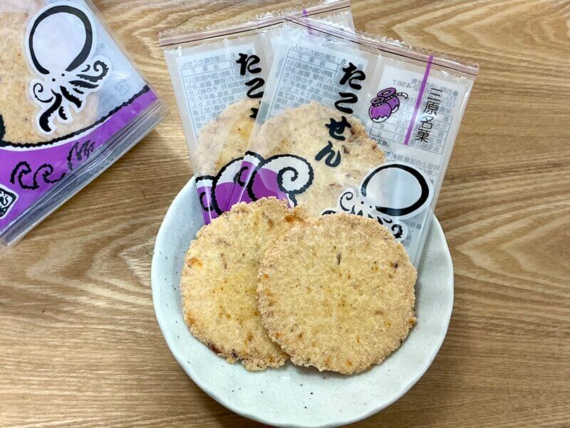 たこせんの中身をお皿に盛り付けている様子