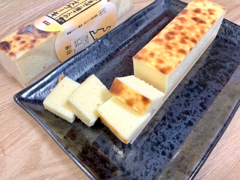 ハトヤのチーズケーキをカットしてお皿に盛り付けた様子
