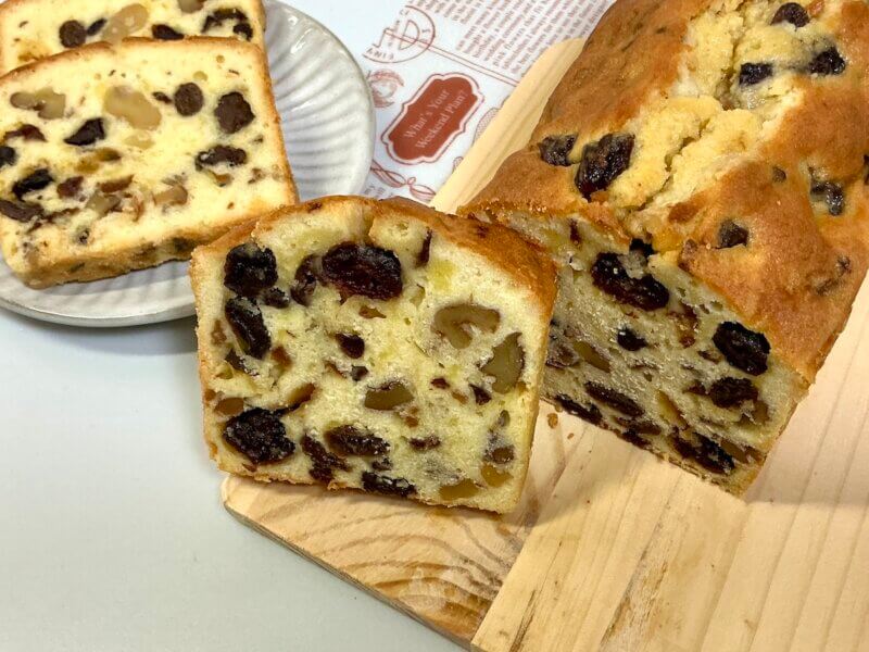 完成したパウンドケーキをカットして盛り付けている様子