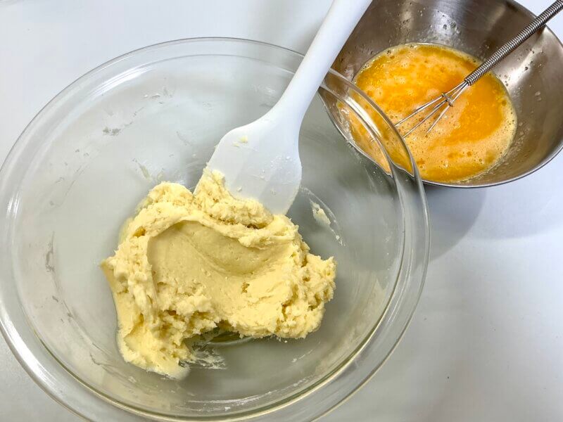 無塩バター・薄力粉を混ぜたものと卵・砂糖を混ぜたものを並べたところ