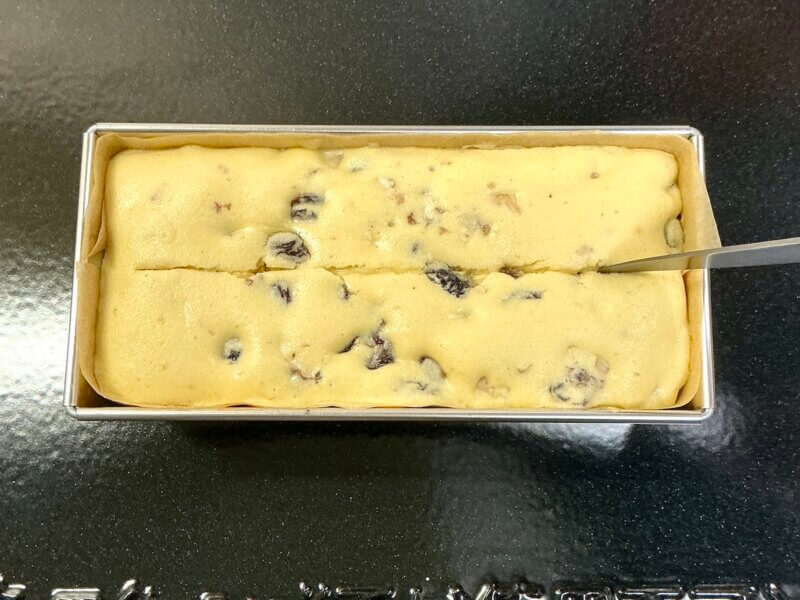 パウンドケーキを焼いて15分後に切れ目を入れているところ