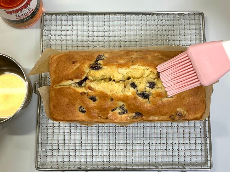 粗熱をとったパウンドケーキにシロップを塗っている様子
