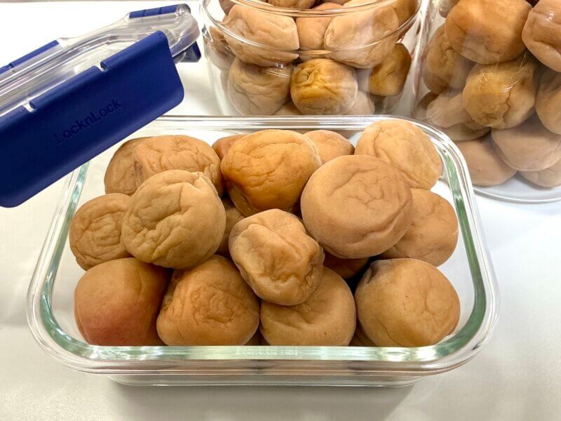 天日干しを終えて取り込んだ様子の梅干し