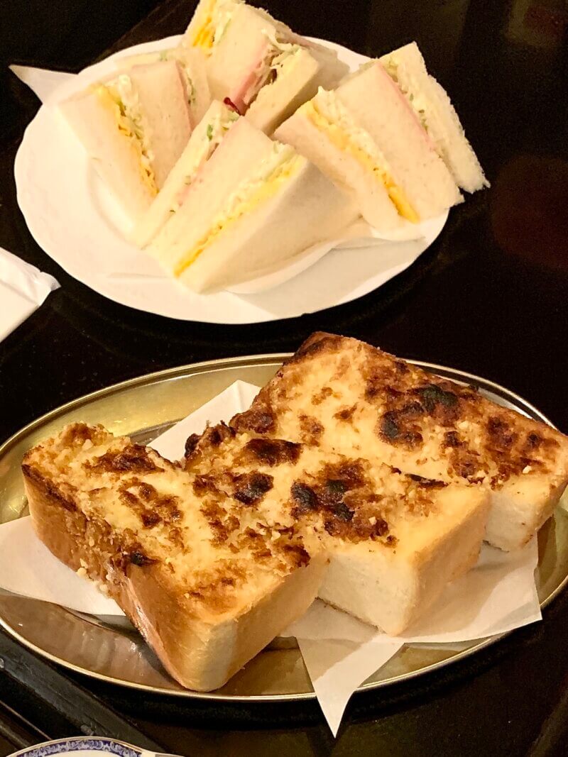 大陸本店で注文したミックスサンドとアーモンドトーストを撮った写真
