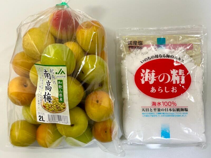 梅干しで使う梅1kgと塩を並べた様子