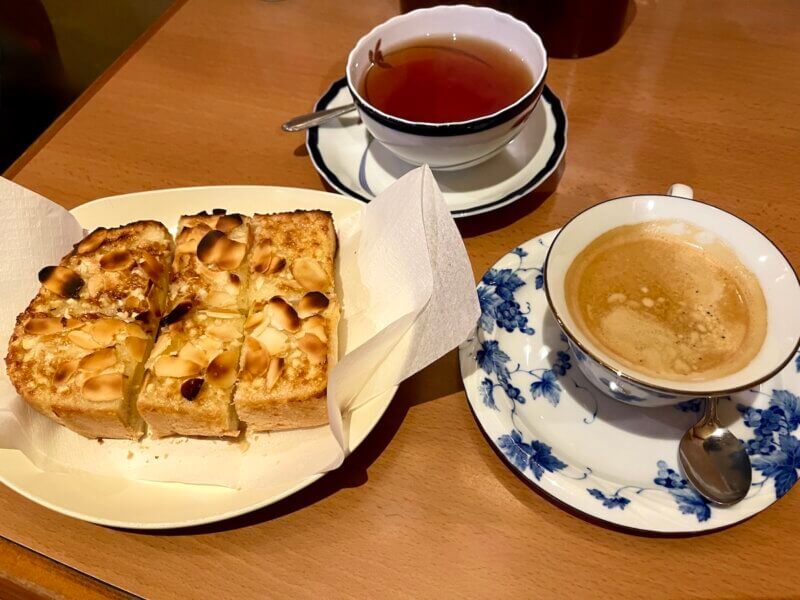 大陸本店で注文したメニューを並べた様子