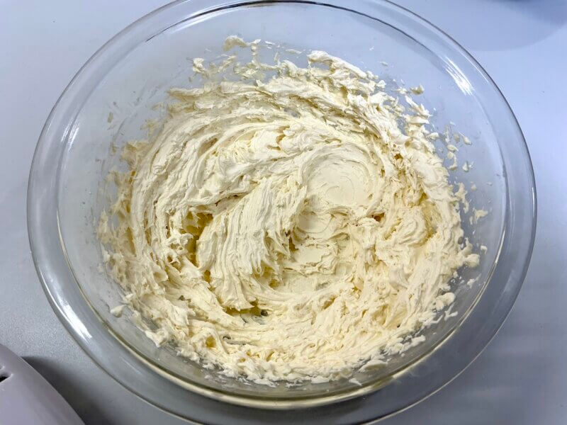 無塩バターと薄力粉をハンドミキサーで空気を含ませたところ
