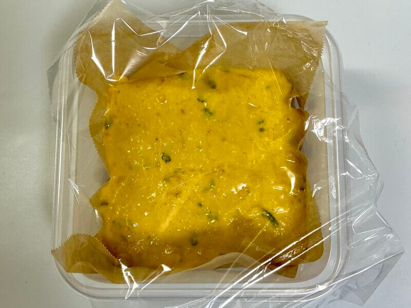 タッパーにふんわりラップをしたところ
