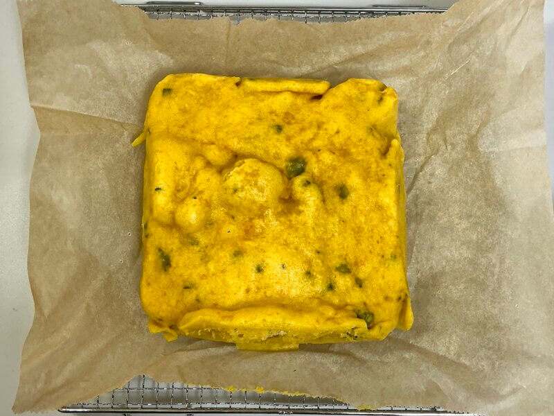 かぼちゃ蒸しパンの粗熱を取っている様子