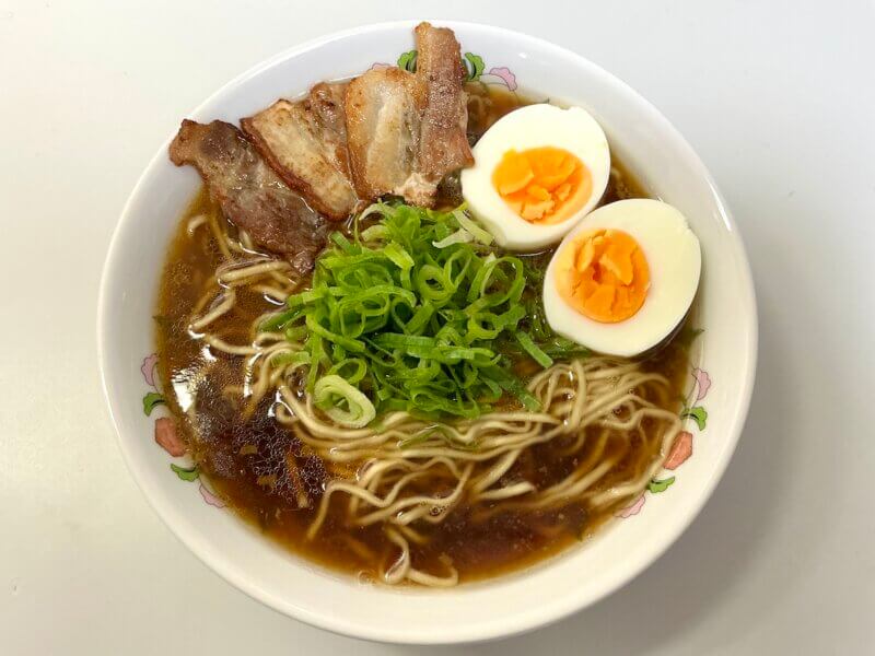 お土産で購入した尾道ラーメンを作ってトッピングを乗せた様子