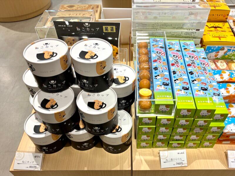 店頭に並ぶ尾道土産・ねこカップを撮った写真