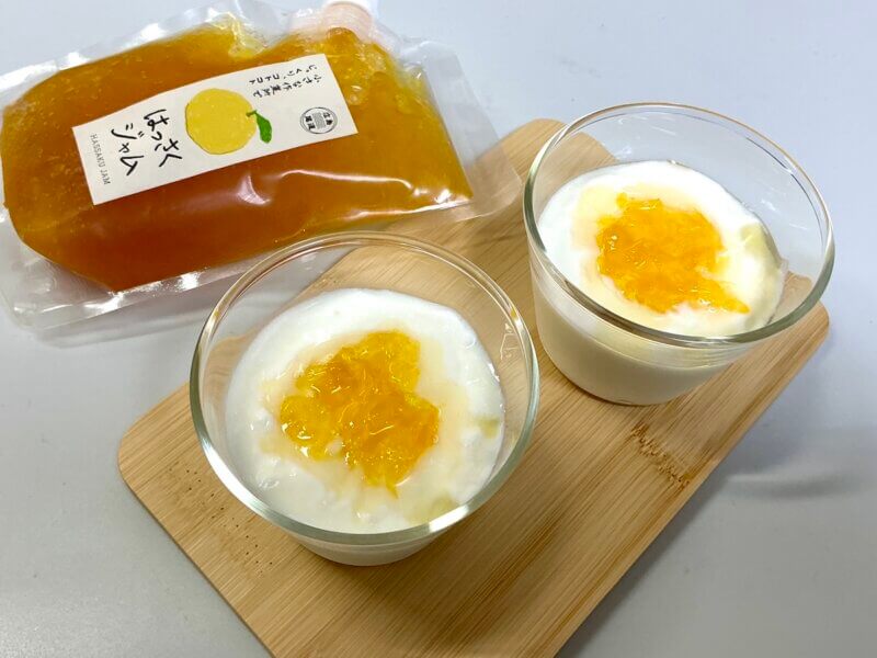 尾道土産の「はっさくジャム」をヨーグルトにかけたところ